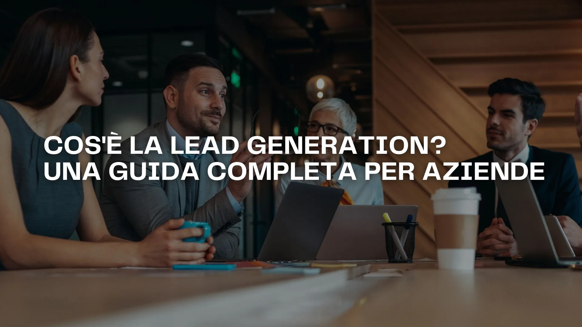 Un'immagine che rappresenta visivamente il concetto di lead generation, come un diagramma che mostra le fasi di attrazione, conversione e nurturing dei lead. L'immagine potrebbe includere elementi come un computer, un modulo di contatto, e grafici che indicano l'aumento dei contatti.